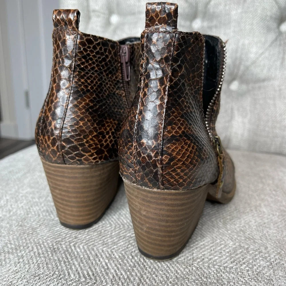 Corkys Boutique Block Heel Shoes Booties Women’s EU 37 Vegan Snakeskin 6.5 - Picture 2 of 4